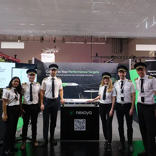 Messestand Nexoya mit dem Messe-Team in Flugcapitän-Kleidung