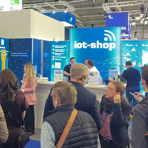 Messestand von Alpha-Omega Technology in Blautönen mit vielen Besuchern